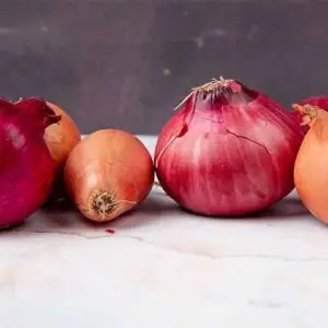 Hakkımızda_0005_close-up-view-onions-white-surface-maroon-background